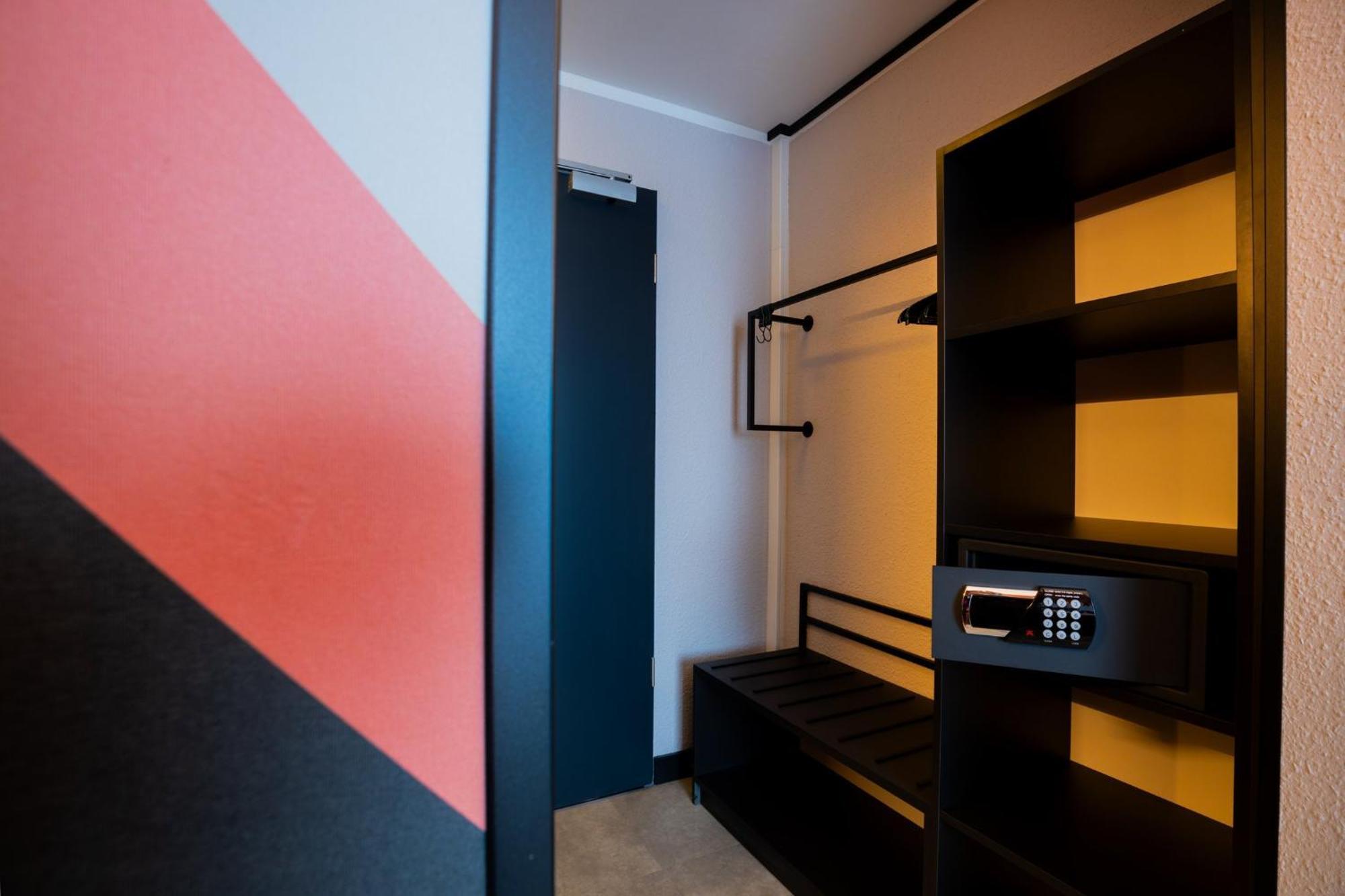 - The Niu, Blade By Ihg